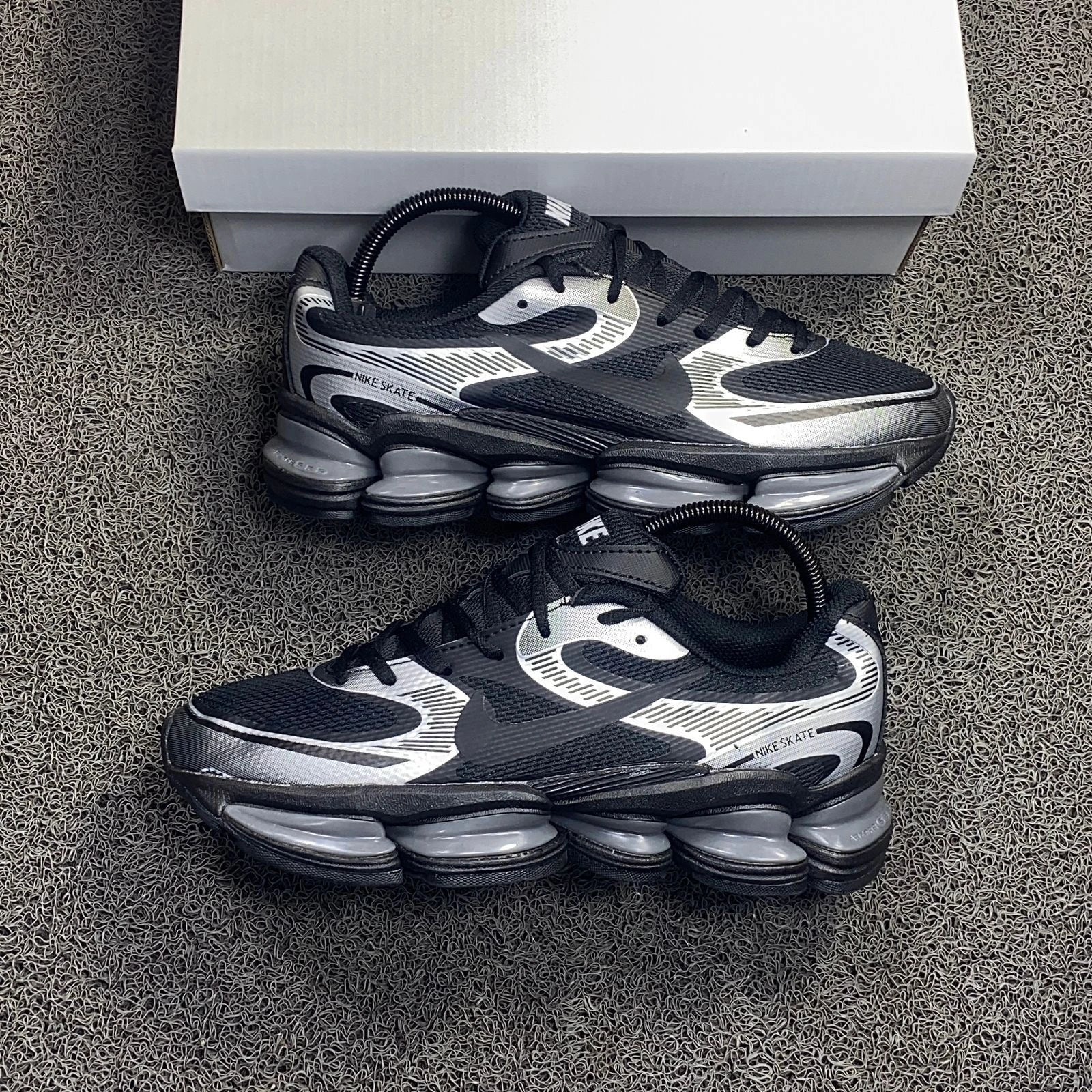 NKE SKATE NEGRO CON BLANCO